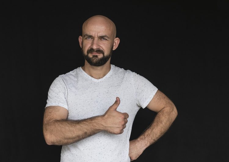 S’adapter et assumer la calvitie avec style