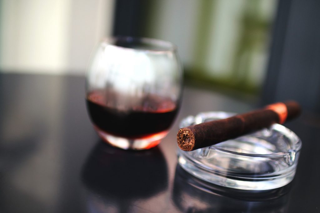 Comment tenir correctement un cigare