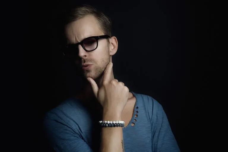 Le bracelet en cuir pour homme : un accessoire intemporel
