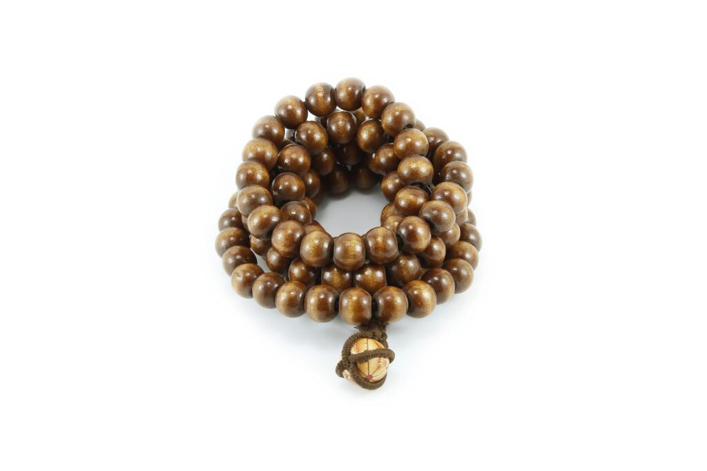Bracelet en bois pour homme : que représente-t-il exactement ?