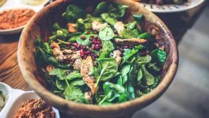 Comment bien manger sans compromettre votre garde-robe masculine ?