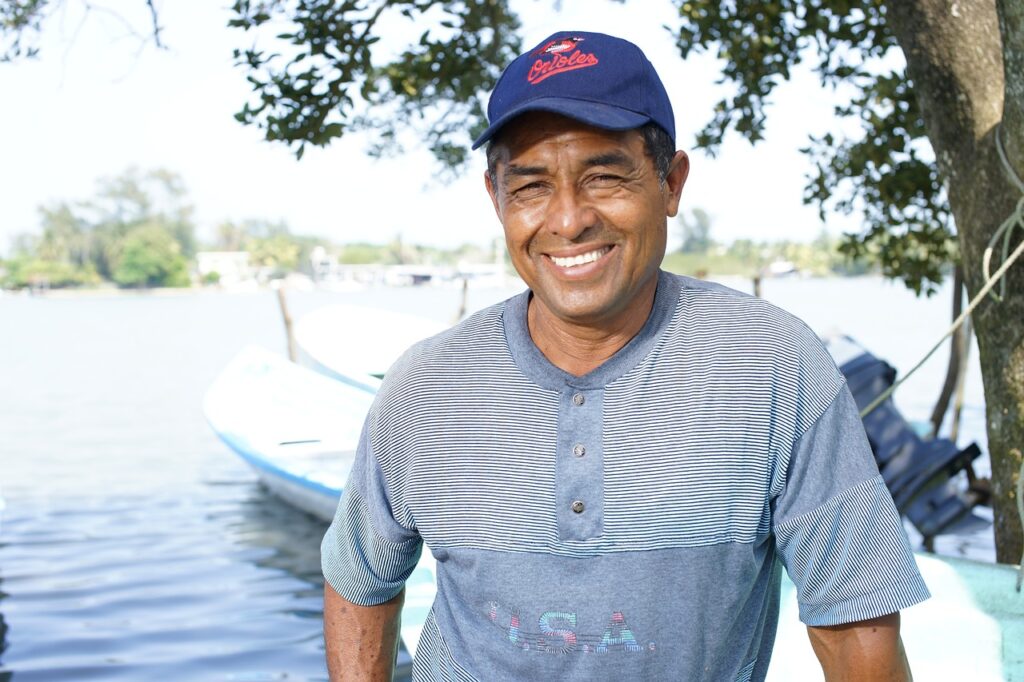 Sourire confiant, homme épanoui : les clés de la beauté masculine