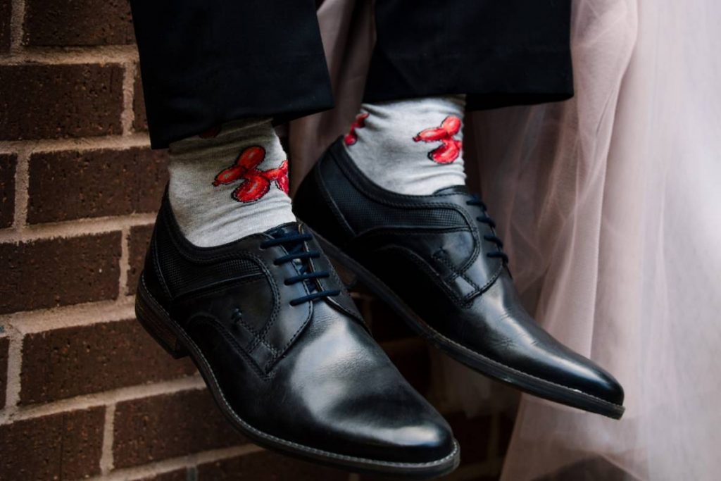 Comment ajouter une touche décalée à une tenue professionnelle ?