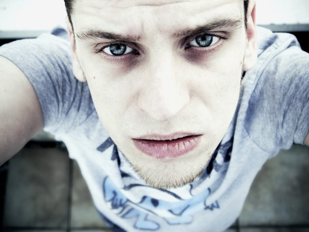 De l’importance d’aborder les poches sous les yeux chez les hommes