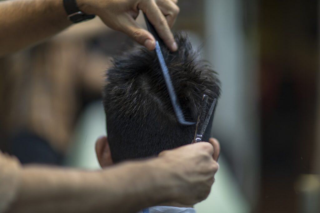 Comment se couper les cheveux soi-même : guide pour les hommes débrouillards