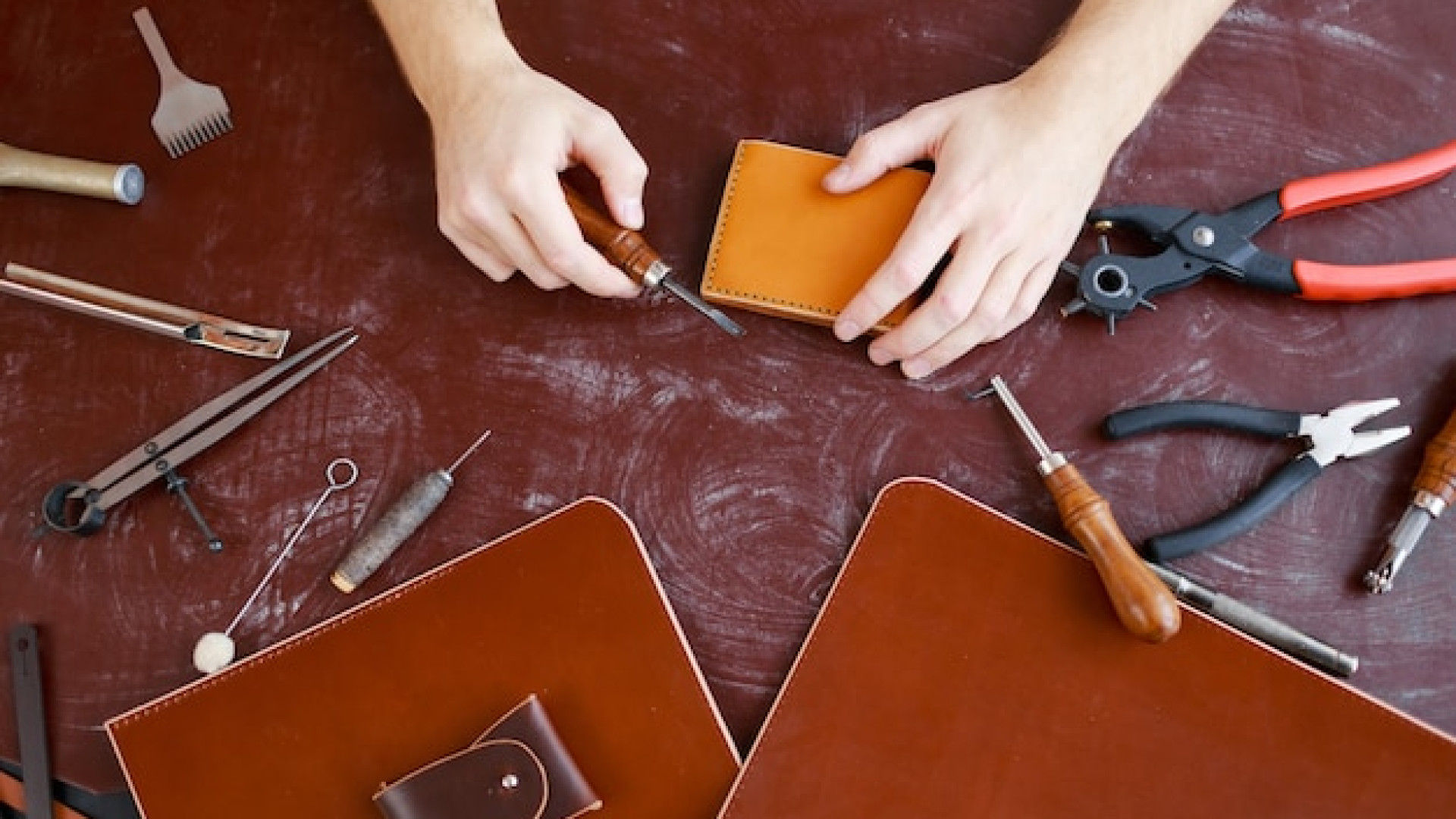 Comment utiliser correctement la colle contact pour cuir pour un résultat professionnel ?