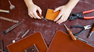 Comment utiliser correctement la colle contact pour cuir pour un résultat professionnel ?