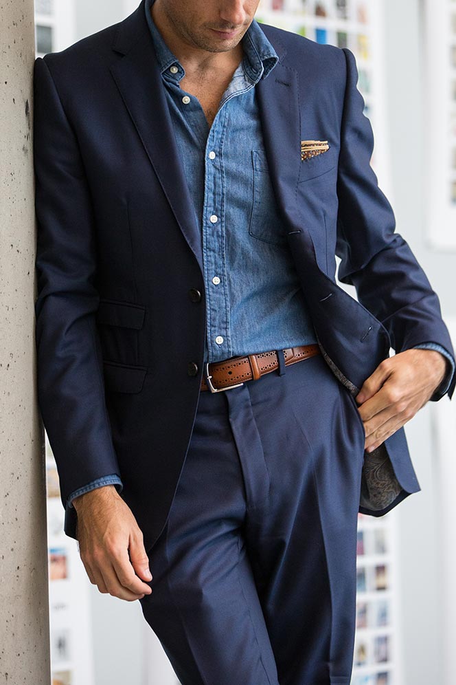 Comment porter un costume sans cravate ?