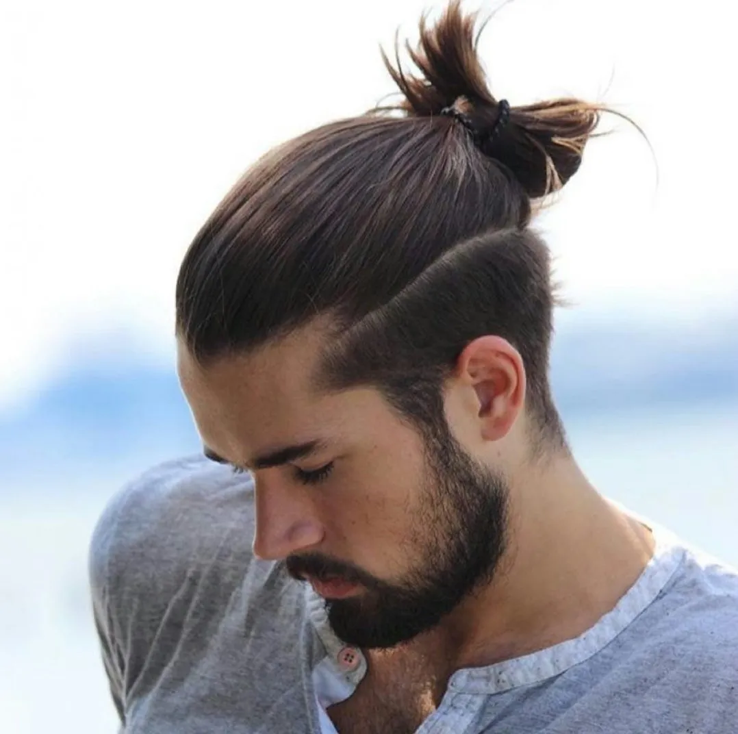 homme avec un cheveux long