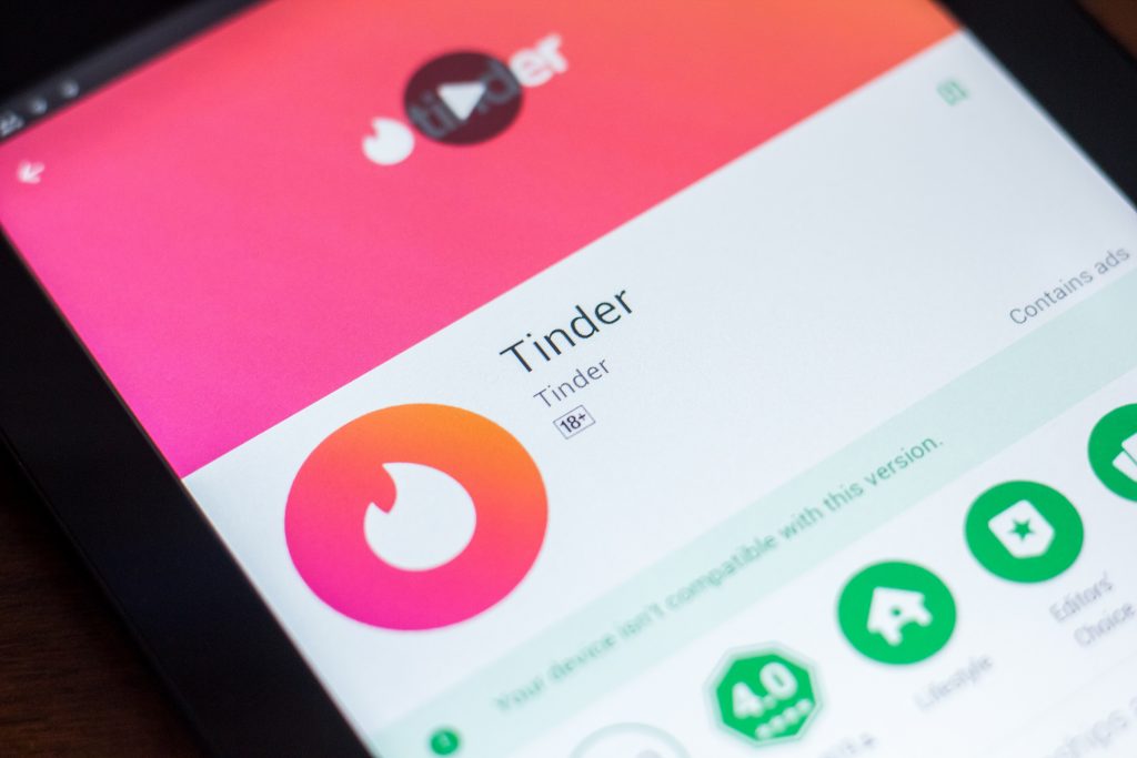 Phrase d’accroche Tinder : 12 phrases de drague qui fonctionnent !