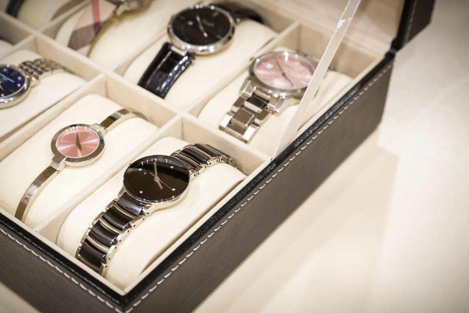 montres dans boite en cuir