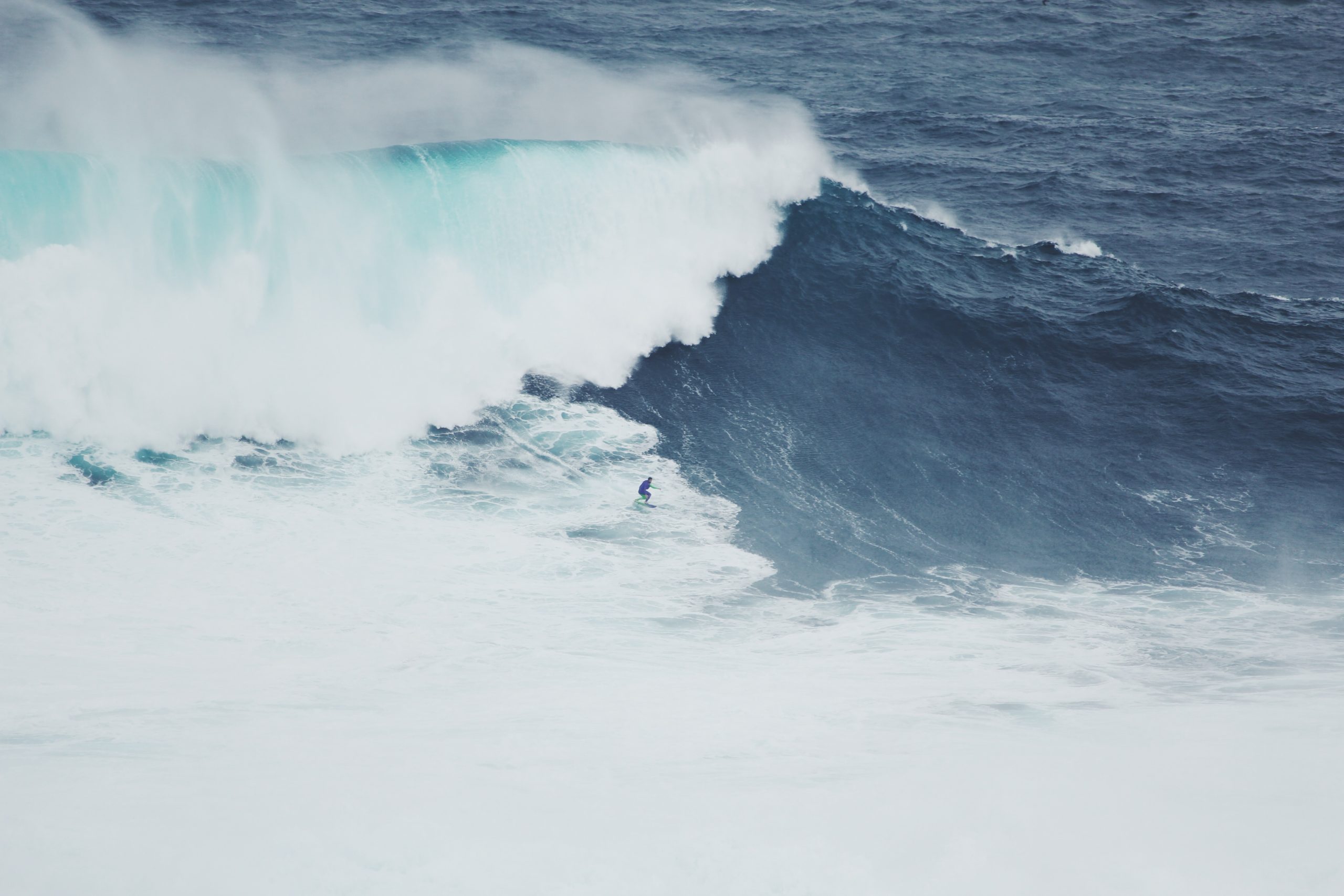 Surfer la plus grosse vague du monde au Portugal