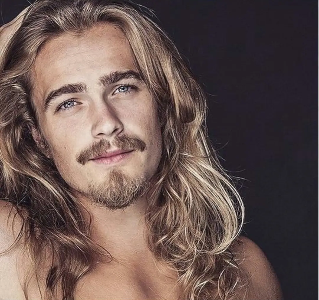 Coupe De Cheveux Homme Blond Mi Long Cheveux long homme : La coiffure à la mode de la gente masculine