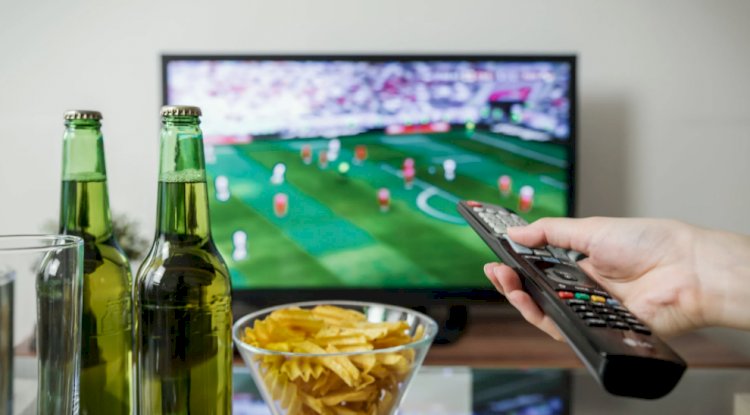 regarde foot avec des bières