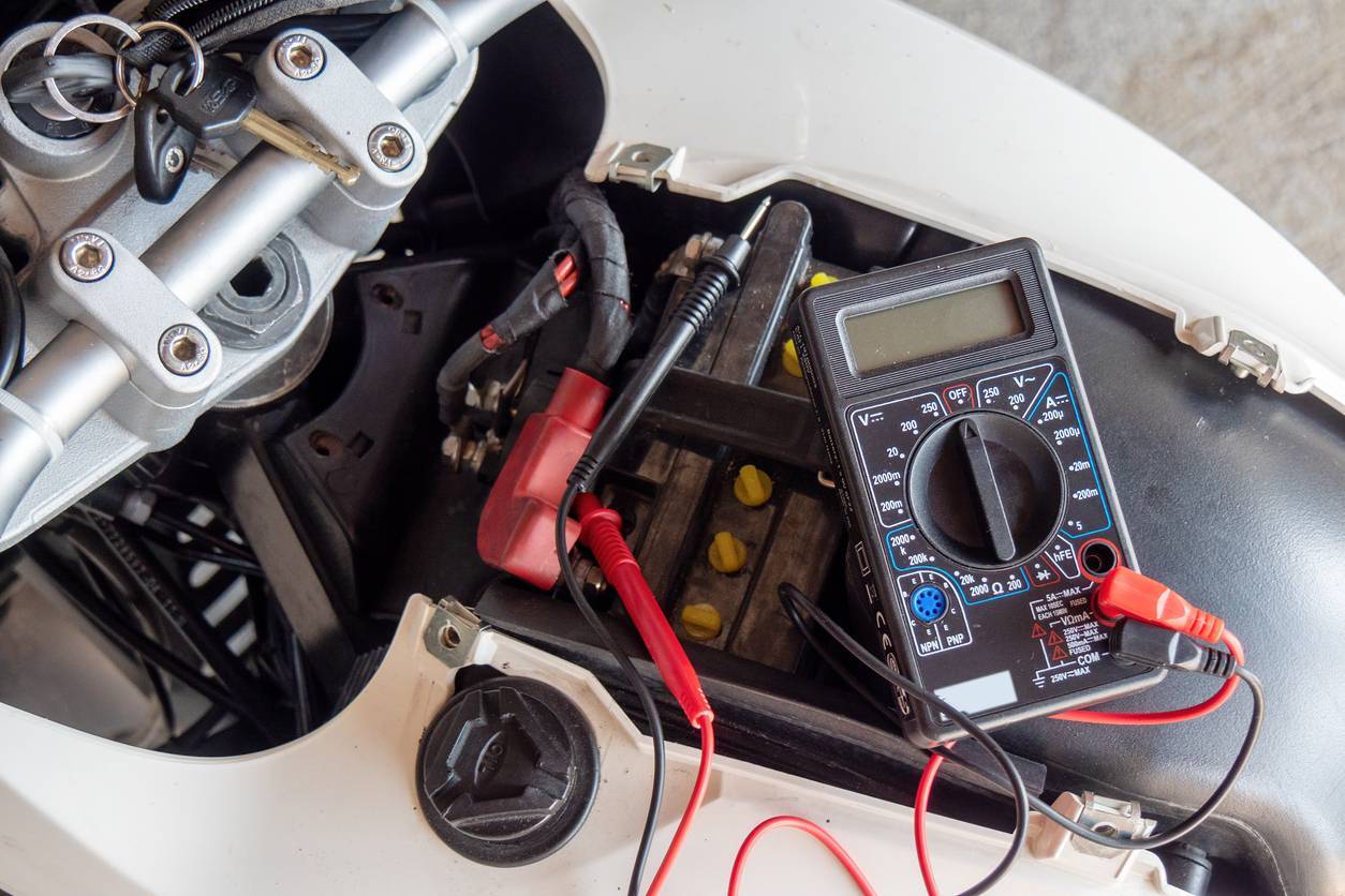 Multimètre contrôle batterie moto 
