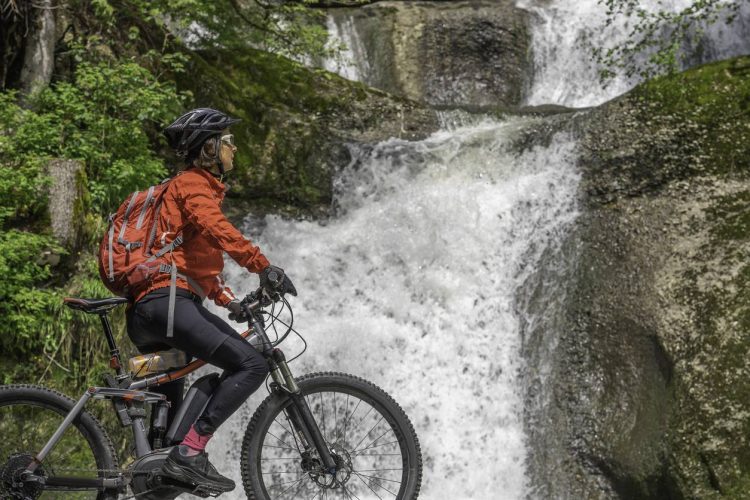 Femme, VTT électrique 