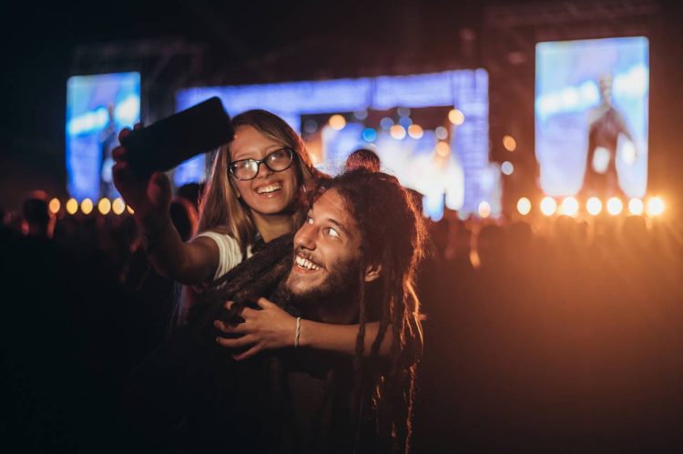 couple dans une fête