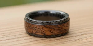 Une bague pour homme en bois et carbone : guide complet pour bien choisir