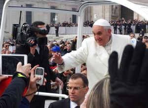 4_preuves_que_le_pape_François_n’est_pas_si_moderne_que_ça