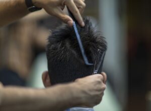 Comment_se_couper_les_cheveux_soi_même_:_guide_pour_les_hommes_débrouillards